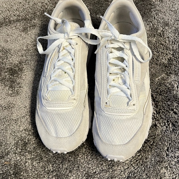 Reebok Shoes - White Women's Athletic Shoes. Size 7 no flaws. Leathered, suede,nylon